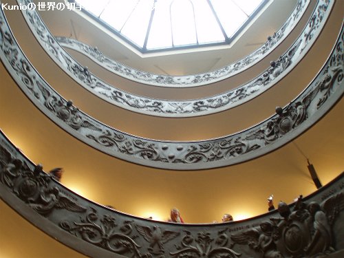 バチカン博物館（美術館）の出口付近の螺旋階段