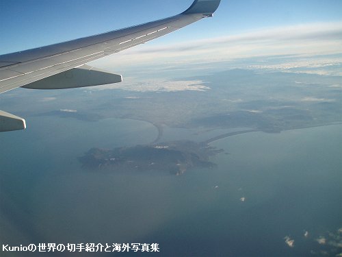 フィウミチーノ空港からアムステルダムに向かう機中で見えたイタリアの島々　モンテ・アルジェンタリオMonte Argentario