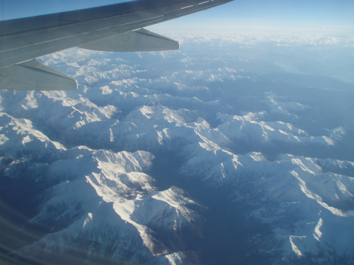 飛行機から見える白銀のアルプスの山々
