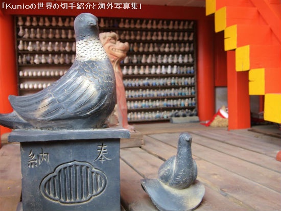 八幡神社拝殿下の鳩の彫像