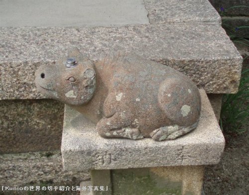 菅原神社の拝殿の前には石造の臥牛 