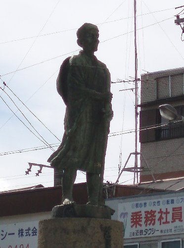 近鉄・伊賀市駅前の芭蕉の銅像