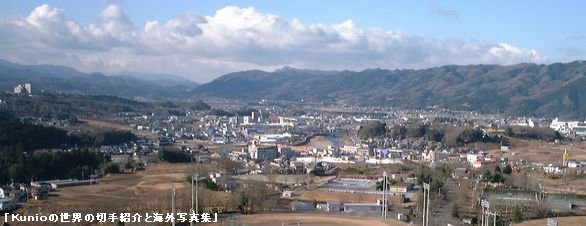 名張の展望台から西（大阪方面）を眺めて撮った写真です。正面山の向こうが奈良・大阪です。右が京都。