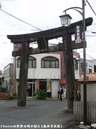 榊町と中町の境に宇流冨志禰神社の一の鳥居