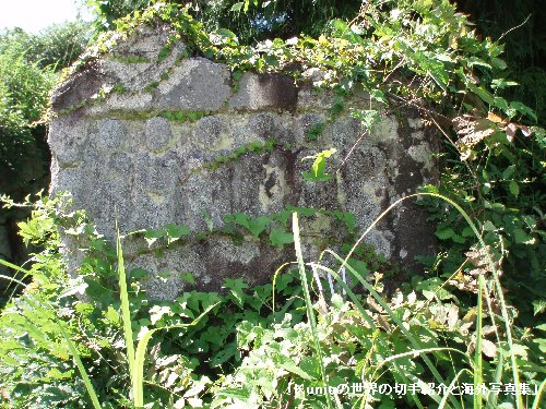 自然石にお地蔵様が6体並んで彫られた磨崖仏・「毛原廃寺跡六体地蔵」