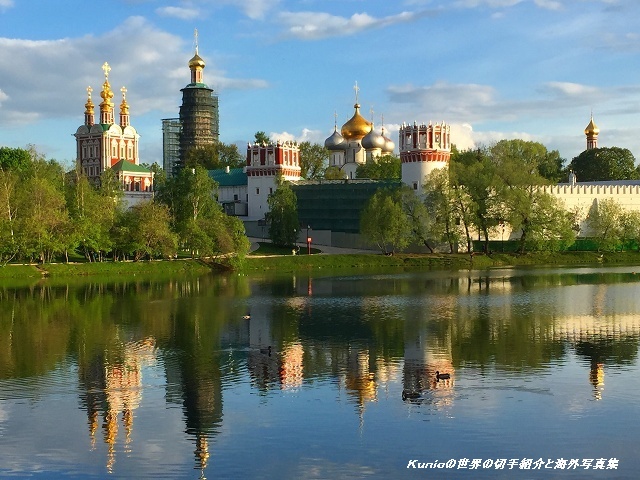 世界遺産「ノヴォデヴィチ女子修道院」と白鳥の湖の池
