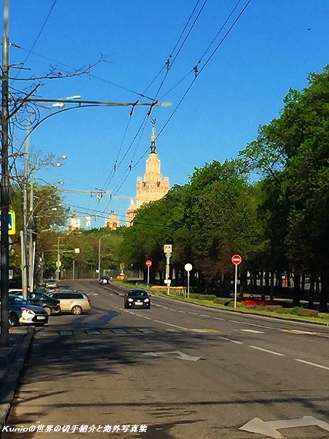 ホテルの前の通りから見えるモスクワ大学