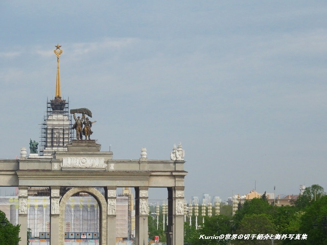 全ロシア博覧センターの正面入り口の凱旋門