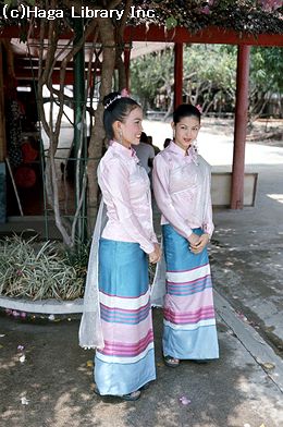 タイ・ローズガーデンの伝統的なタイシルクの装いをした婦人