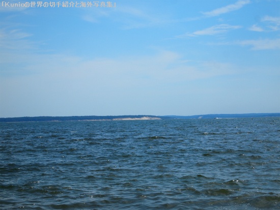 ペコニック湾（The Peconic Bay）での海水浴　波は数cmで沖合いまで遠浅です