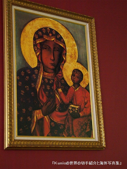 教会の中の黒い聖母子　絵画　 Our Lady of Czestochowa
