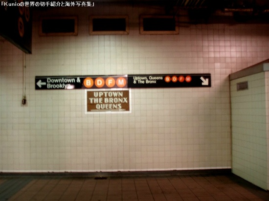 NYC地下鉄駅構内と地下鉄車内