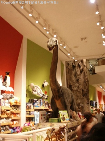 ミュージアムショップの大きな恐竜