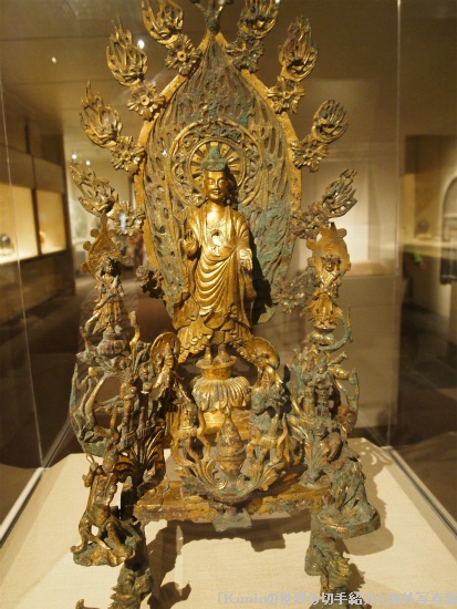 弥勒と祭壇｜中国　７世紀