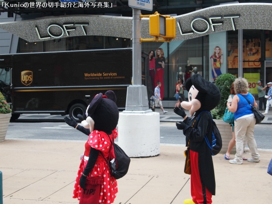 タイムズスクエアには、ディズニーのキャラクター（ミッキーマウスやクマのプーさん）が沢山います。観光客目当てです。