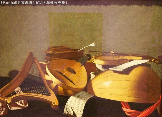 楽器コーナーの絵画