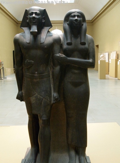 ギザのメンカウラー王神殿で発掘されたメンカウラー王と妃の像