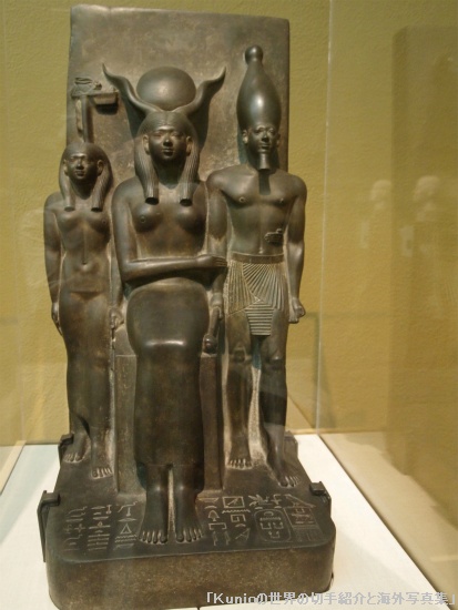ギザのメンカウラー王神殿で発掘されたハトホル、バトの女神を左右に従えたメンカウラー王の三体像（カイロ美術館）
