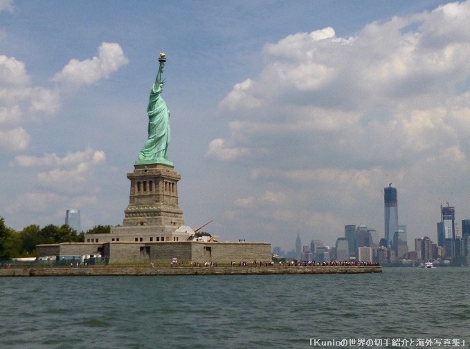 自由の女神像（Statue of Liberty）とマンハッタン