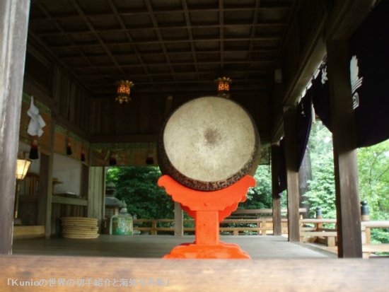 高鴨神社の拝殿と太鼓