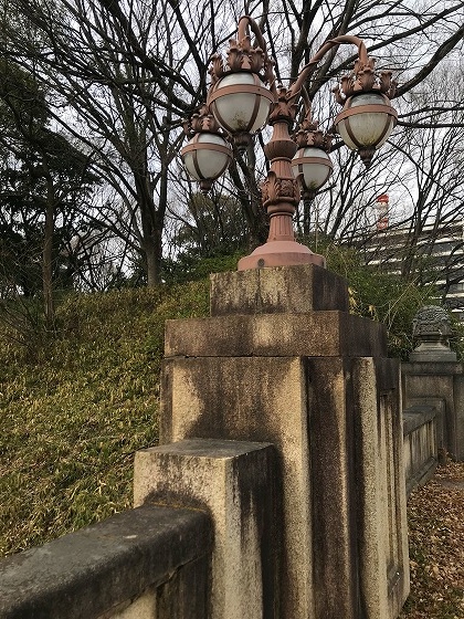 大津橋　欄干にあるベイス（飾り花瓶）と球形電球が４本ある照明がレトロ感を