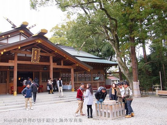 猿田彦神社　拝殿と方位石