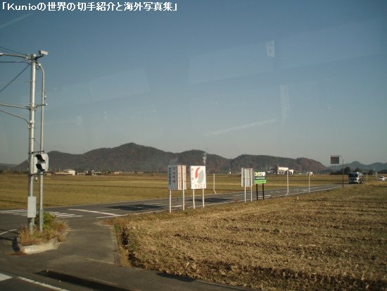 滋賀県竜王町の遠景と竜王中学校